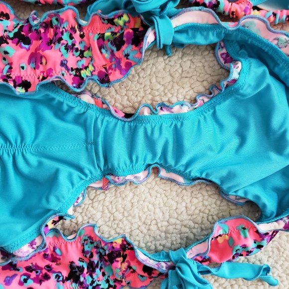 Victoria's Secret Ruffle Bikini - Picture 4 of 4